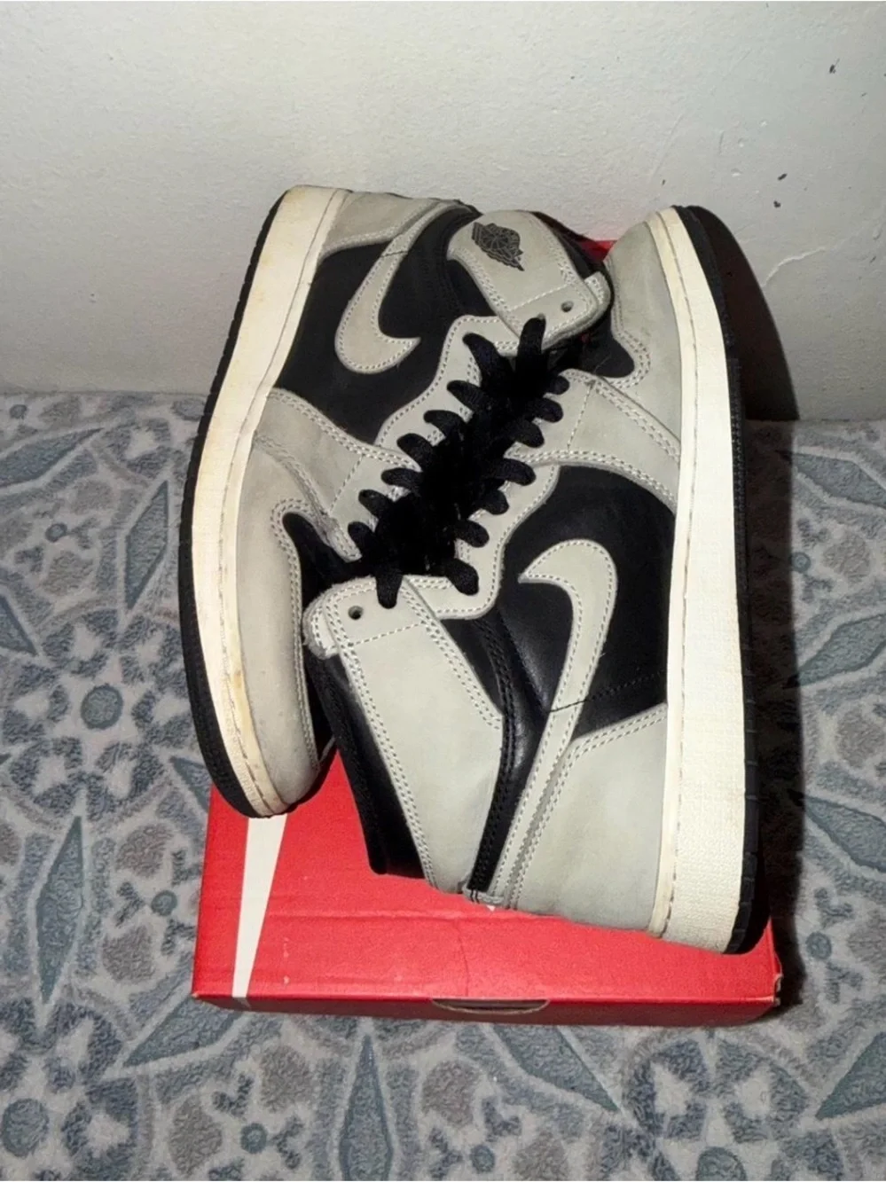 Air Jordan 1 shadow 2.0 men size 7 comes with replacement shoe box